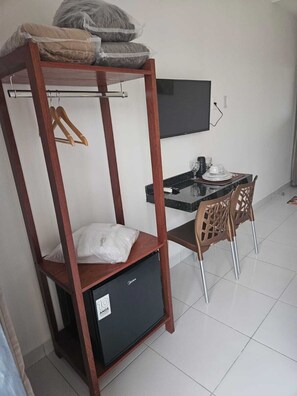 Escriptori, espai de treball apte per a portàtils i wifi gratuïta 