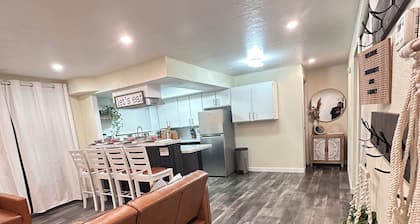 Extended Stay Cozy 2-bedroom condo with WiFi, AC in beautiful Salt Lake City