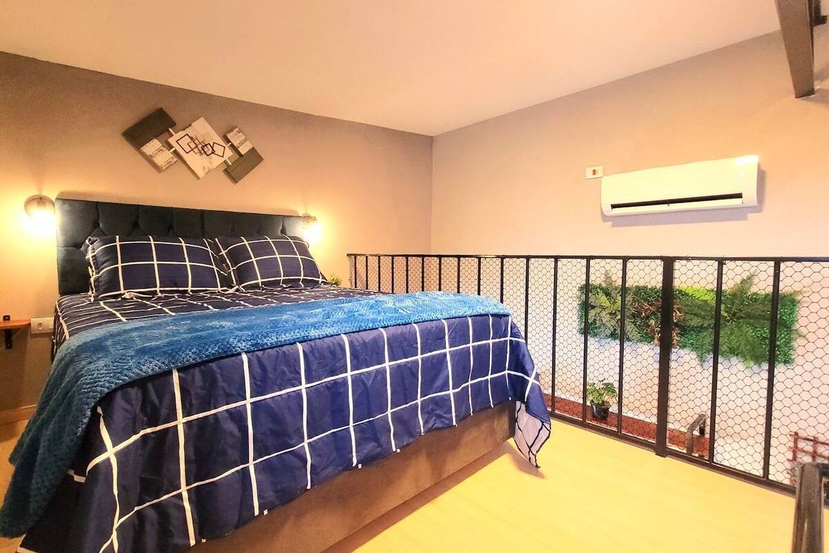 Apartemen Mewah, 1 Tempat Tidur Queen dengan tempat tidur Sofa, AC | Seprai premium, meja kerja, dan ruang kerja ramah laptop