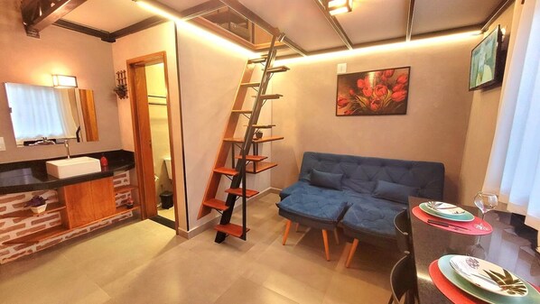 Sengetøy av topp kvalitet, individuelt innredet og skrivebord