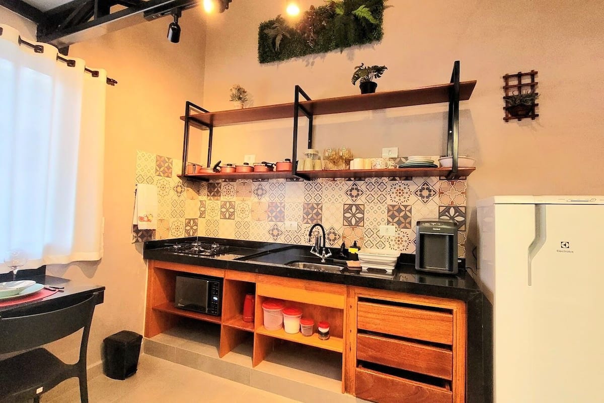 Refrigerador, microondas, placa de cocina, cafetera expreso