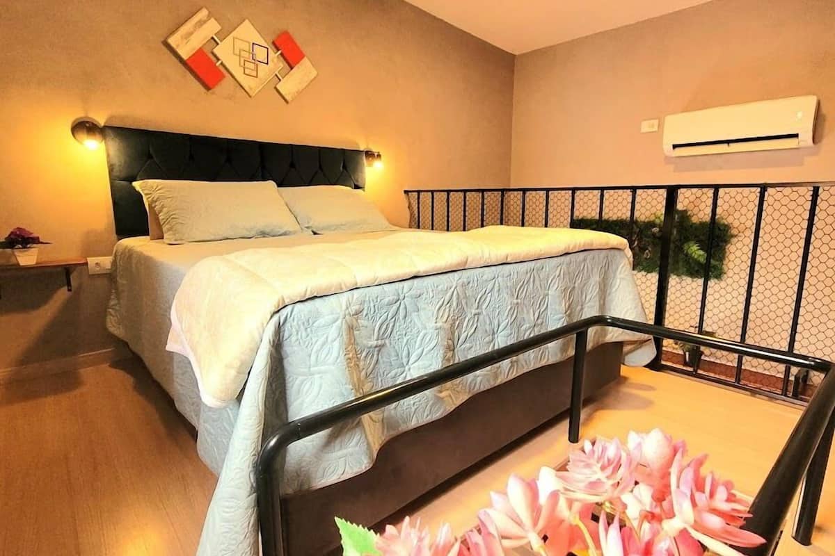 Luxury Apartment, 1 Queen Bed with Sofa bed, Pets Allowed | Blackout drapes, iron/ironing board, free WiFi, bed sheets