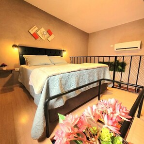 Sengetøy av topp kvalitet, individuelt innredet og skrivebord