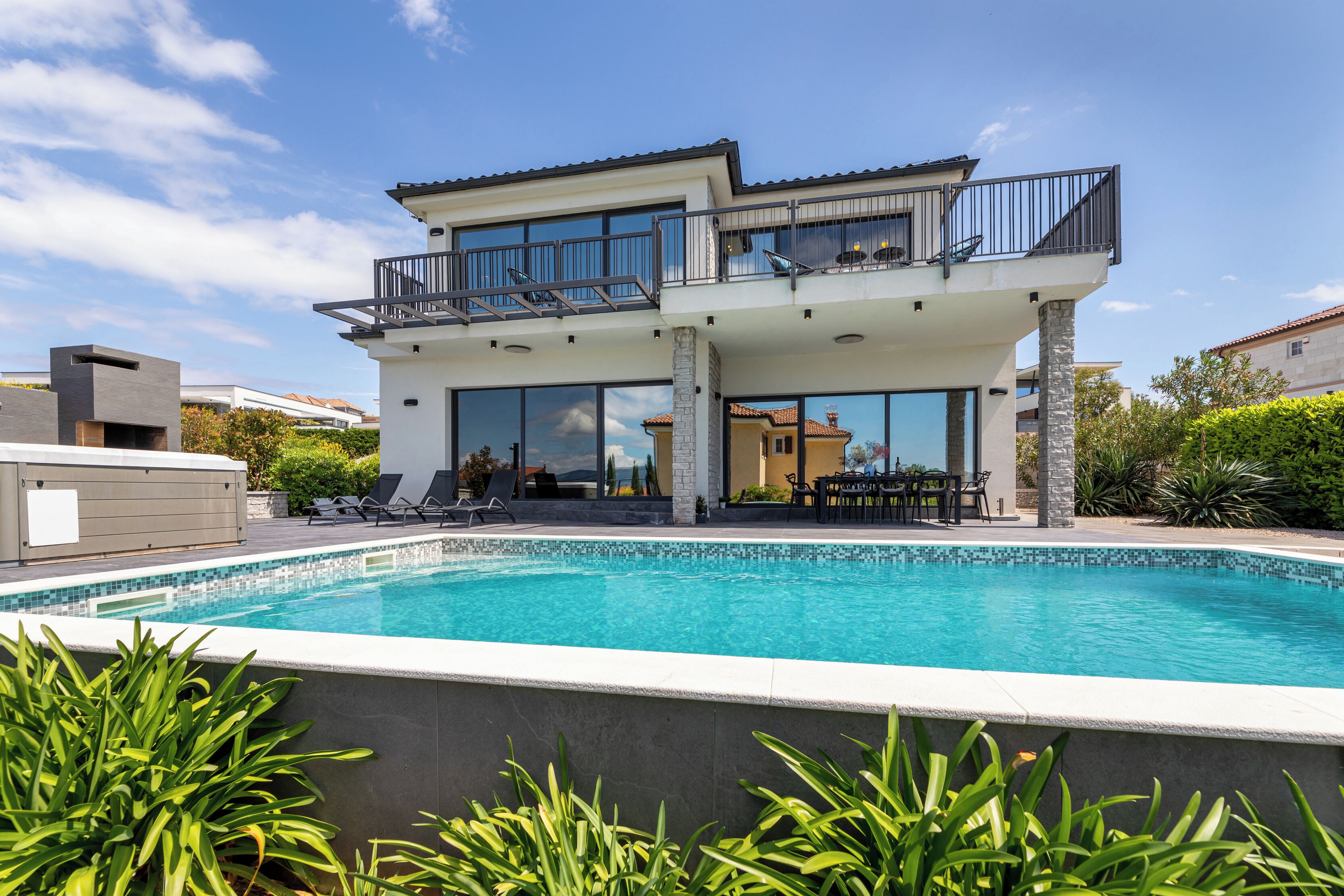 Lämmitetty uima-allas