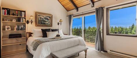 4 bedrooms, iron/ironing board, travel crib, free WiFi