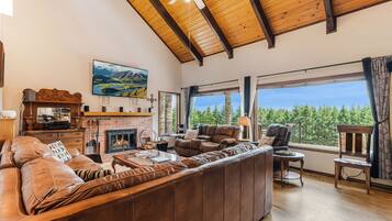 Smart TV, caminetto, lettore DVD, libri