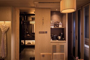 Japanese-style Double Room | Minibar - Hoshikage ryokan (Busan)