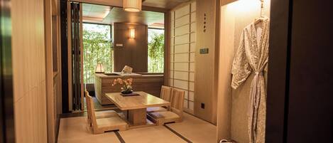 Japanilaistyylinen kahden hengen huone | Ylelliset vuodevaatteet, minibaari, ilmainen Wi-Fi, vuodevaatteet