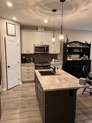 Private kitchen - Quaint bungalow in a quaint artsy little town with a river running through it! (Almonte)