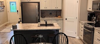 Quaint bungalow in a quaint artsy little town with a river running through it!