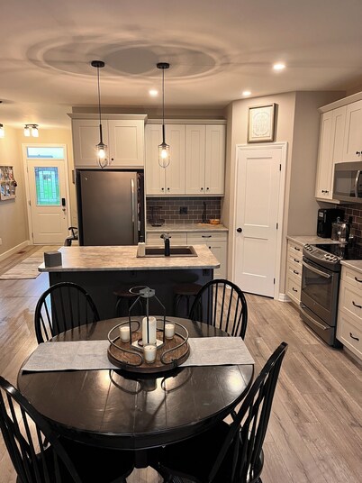 Quaint bungalow in a quaint artsy little town with a river running through it!