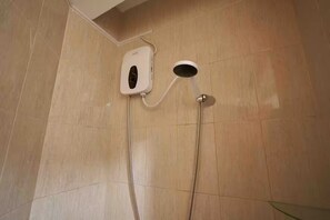 Secador de cabelo, bidê, toalhas de banho