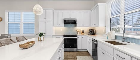 Réfrigérateur, four à micro-ondes, surface de cuisson, lave-vaisselle