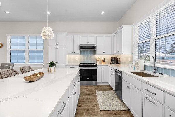 Fridge, microwave, stovetop, dishwasher