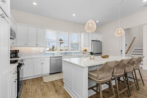 Refrigerador, microondas, placa de cocina, lavavajillas