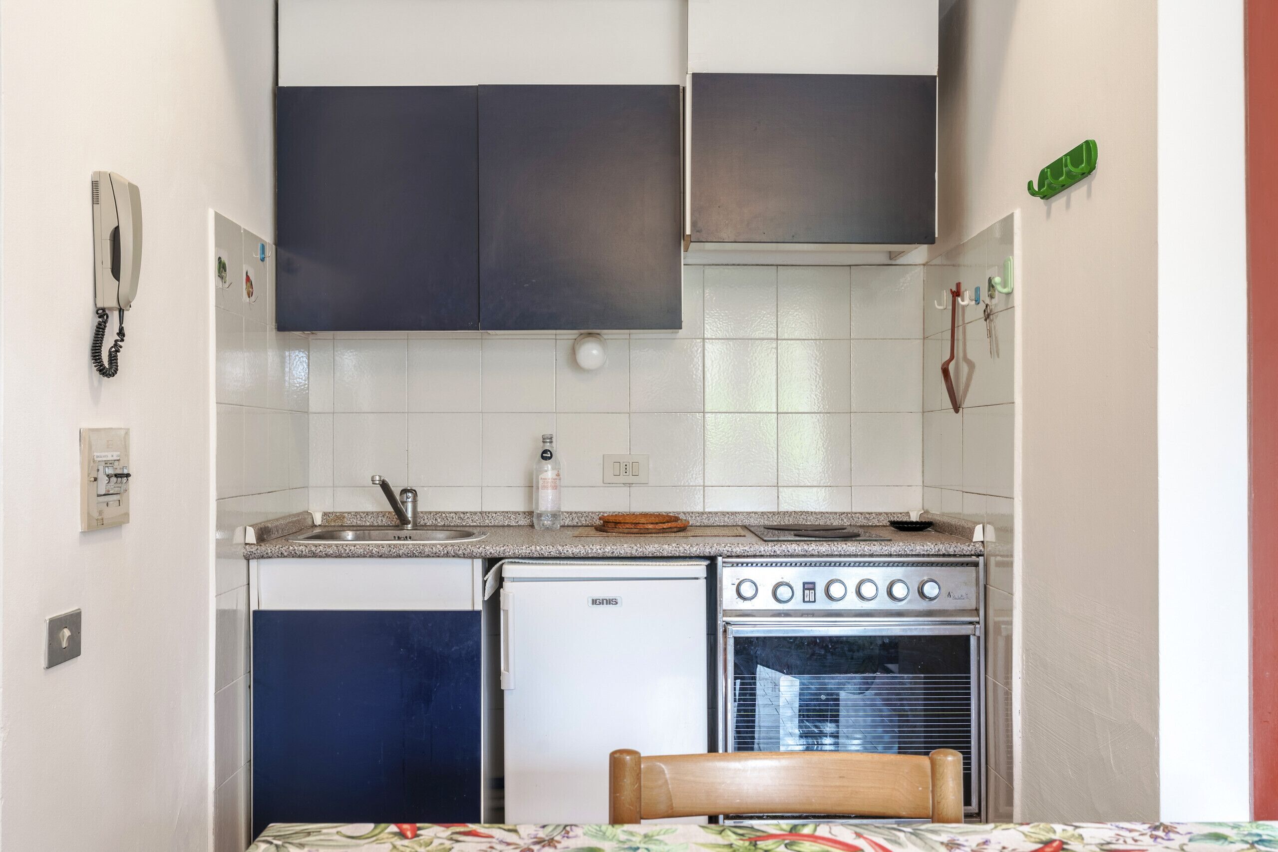 Fridge, stovetop, dishwasher, cookware/dishes/utensils