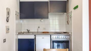 Fridge, stovetop, dishwasher, cookware/dishes/utensils