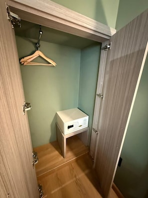1 habitación, caja de seguridad en la habitación y escritorio