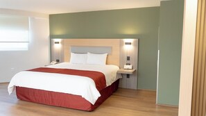 Habitación individual estándar, no fumadores | Caja fuerte, escritorio, espacio para trabajar con un portátil