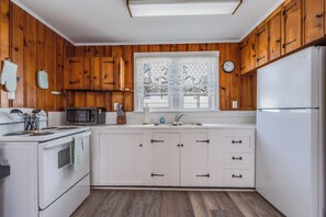 Kjøleskap, mikrobølgeovn, kokeplater og kaffetrakter/tekoker