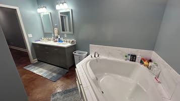 Regadera, toallas, papel de baño