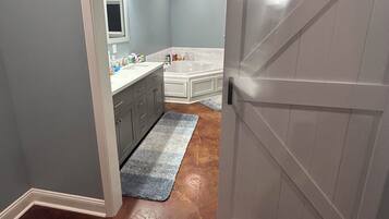 Dusj, håndklær og toalettpapir