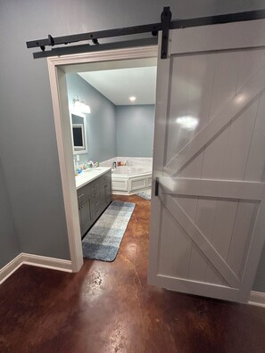 Shower, towels, toilet paper - Charming 3-bedroom house with WiFi and AC in fabulous New Albany (New albany)