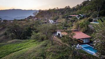 Caja de seguridad en la habitación, wifi gratis y ropa de cama