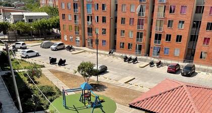 Bright Apt Close to Airport