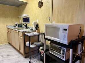 Réfrigérateur, micro-ondes, cafetière/bouilloire, grille-pain