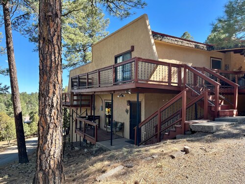 Smuggler's Run- Cozy Forest Retreat