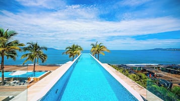 5 albercas al aire libre, sombrillas en la alberca y camastros