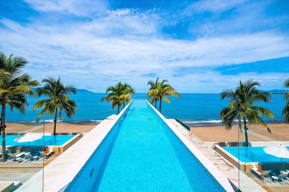 Gorgeous 1BR with Pools & Sea Views