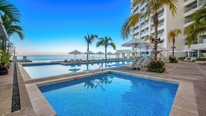 5 outdoor pools, pool umbrellas, sun loungers