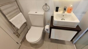 Deluxe Apartment, 1 Bedroom, Kitchen, City View | Bathroom | Shower, free toiletries, hair dryer, towels - Near Sky Tower Cozy 1B Apt Close to Port (Auckland)