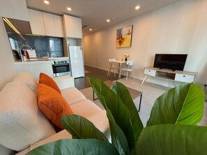 Deluxe Apartment, City View | Living area