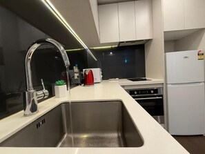 Deluxe Apartment, City View | Private kitchen