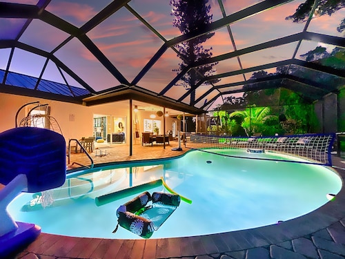 Stunning Newly Renovated 3beds Oasis with Heated Pool & Mini Golf Near the Beach