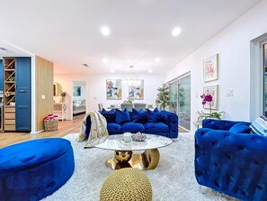 Smart TV, tavolo da ping pong, libri