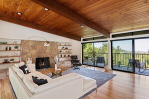 Smart-TV, peis, bøker og kontorer