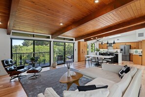 Smart-TV, peis, bøker og kontorer