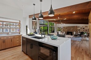 Een koelkast, een microgolfoven, een oven, een kookplaat