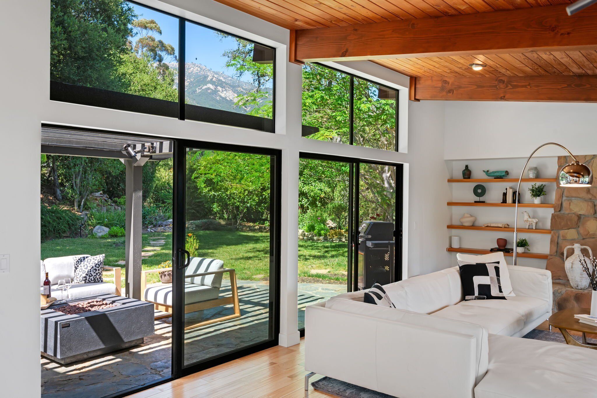 Smart TV, chimenea, libros y oficina 