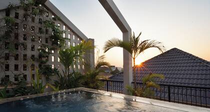 Cozy Skyview Retreat Private 2BR Villa Rooftop Pool, Full Kitchenette