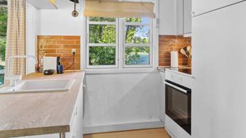 Réfrigérateur, four, plaque de cuisson, bouilloire électrique