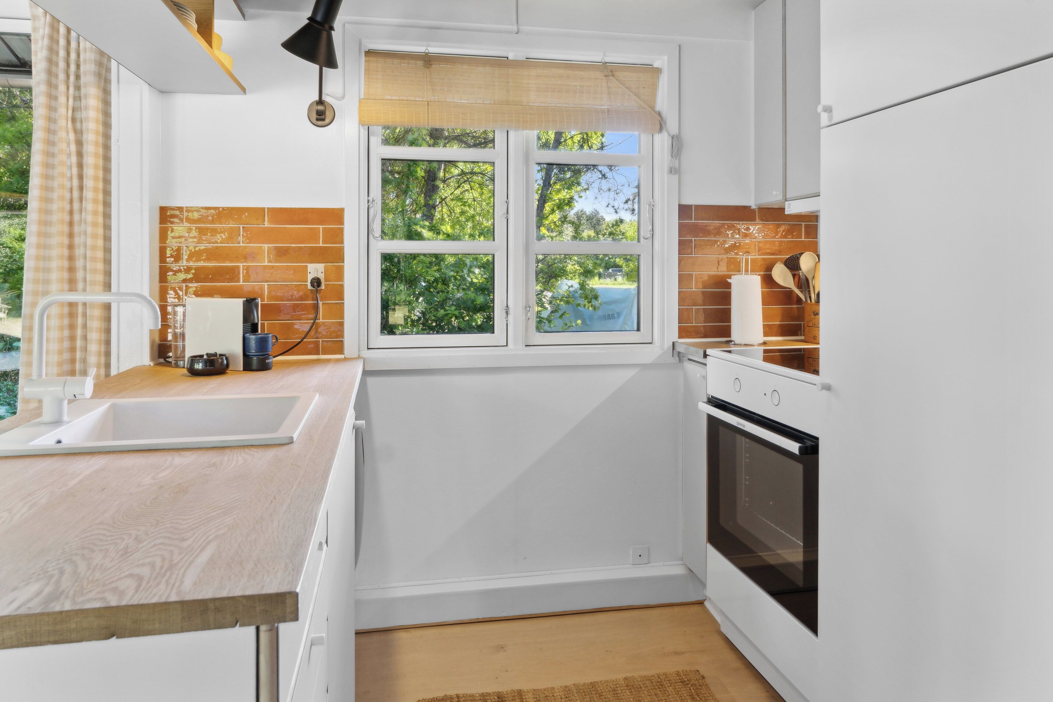 Frigorífico, horno, placa de cocina y hervidor eléctrico