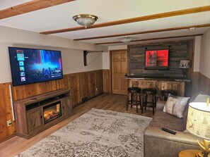 Una Smart TV, una chimenea