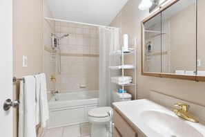 Secadora de cabello, toallas, papel de baño 