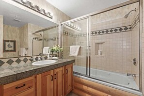 Een douche, een haardroger, shampoo