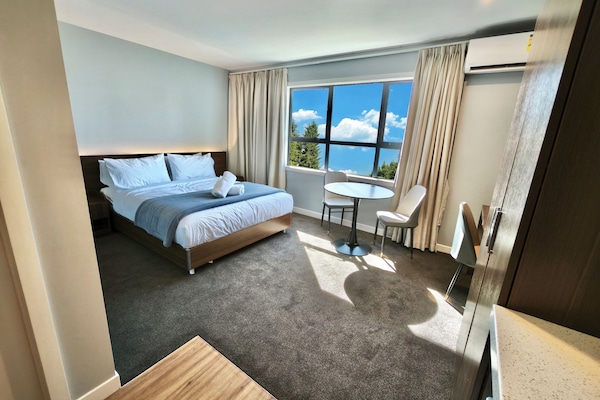 Deluxe Studio | Desk, iron/ironing board, free WiFi, bed sheets